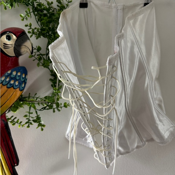 White corset - Picture 4 of 5